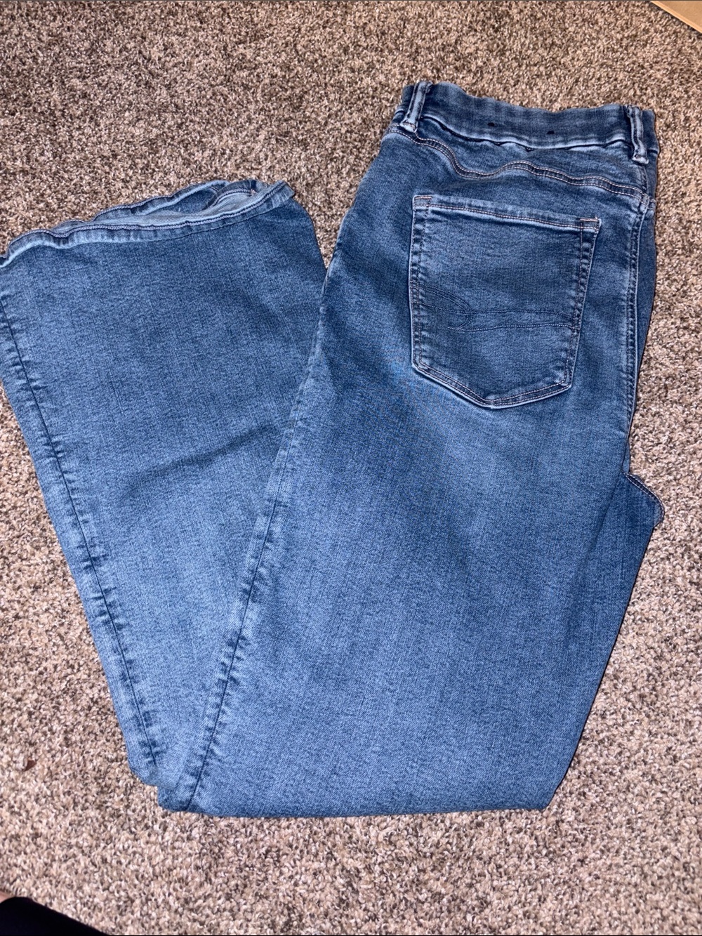 American Eagle Outfitters Women's Flared Jeans in Medium Blue Wash
